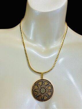 VTG Damascene Gold-Tone Star Medallion Pendant Necklace - INCLUDES CHAIN LINK